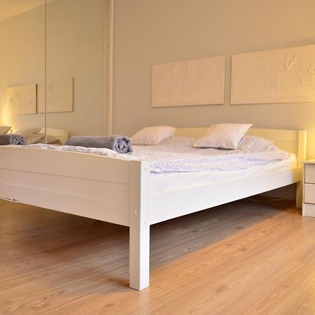 Cozy Apartment By The Old Town Гданск Екстериор снимка
