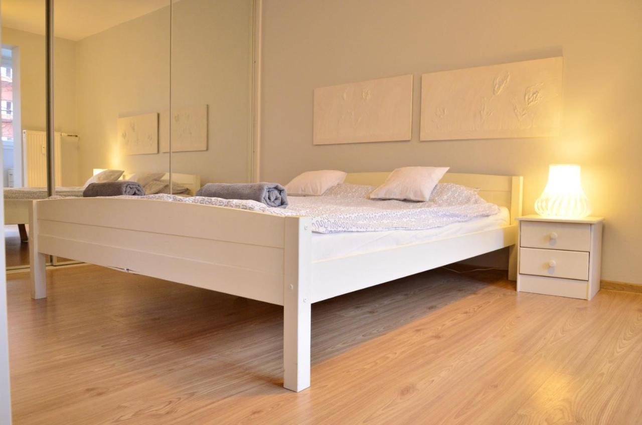 Cozy Apartment By The Old Town Гданск Екстериор снимка